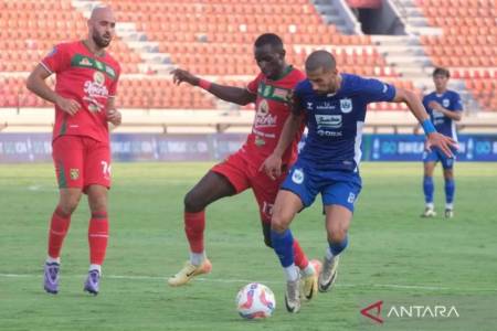 Liga 1 2024/2025: Tundukan Tuan Rumah Persis Solo, Persib Bandung Puncaki Klasemen Sementara