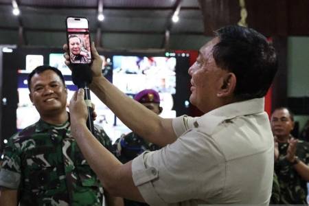 Presiden Prabowo  Sapa Prajurit Bertugas di Papua Saat Perayaan Tahun Baru