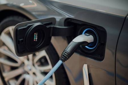 SPKLU vs Home Charging: Mana yang Lebih Efisien?