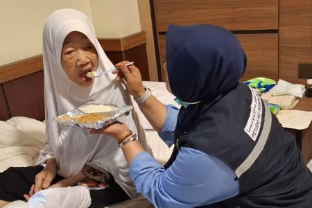 Pendamping Haji : Puncak Spiritual Saya Bukan dari Lantunan Doa di Raudhah dan Wukuf di Arafah, Justru Saat Mengganti Popok Seorang Nenek