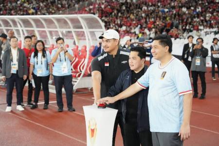 Menpora Dito dan Ketum PSSi Erick Thohir Resmi Buka Piala Presiden 2025 di SUGBK 