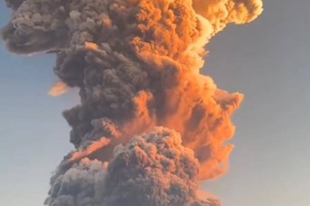 Kepala Badan Geologi: Gunung Lewotobi Alami Erupsi Eksplosif dengan Tinggi Kolom Erupsi hingga 18 kilometer