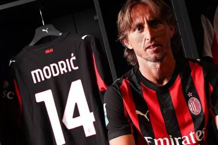 Resmi! Luka Modric Berseragam AC Milan 