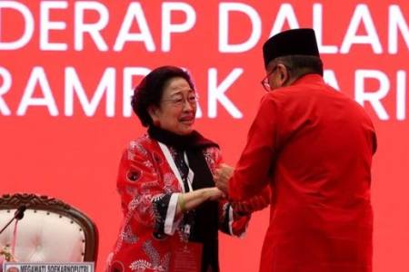 Ketum PDIP Megawati Soekarnoputri Menangis Haru Saat Hasto Kristiyanto Hadiri Penutupan Kongres ke-6 PDIP di Bal.