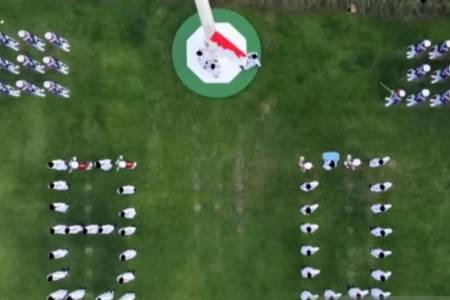 Paskibraka Bentuk Formasi 80 di Upacara Penurunan Bendera di Istana