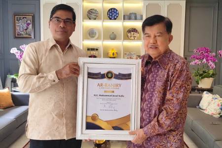 UIN Ar-Raniry Serahkan Piagam Penghargaan Ar Raniry Award kepada Jusuf Kalla