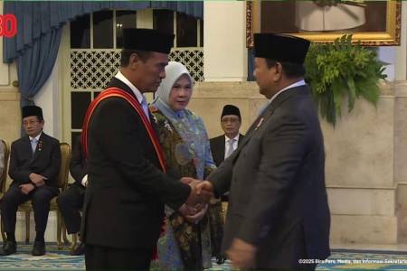 Mentan Amran Terima Anugerah Bintang Mahaputra Adipurna dari Presiden Prabowo