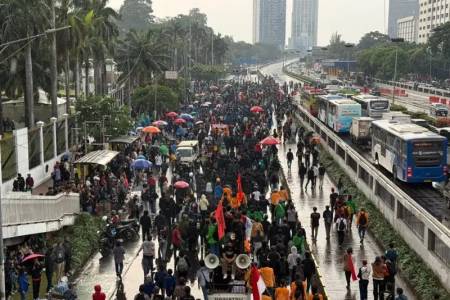 Sempat Ricuh, Mahasiswa dan Massa Ambil Alih Demo Buruh di Gedung DPR, Ini Tuntutanya!