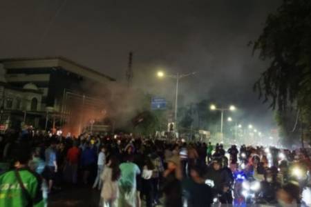 di Jalan Otista, Plang Rambu Lalu lintas Jadi Sasaran Demonstran