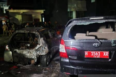di Kantor Gubernur Jateng, Massa Anarkis Bakar Sejumlah Mobil