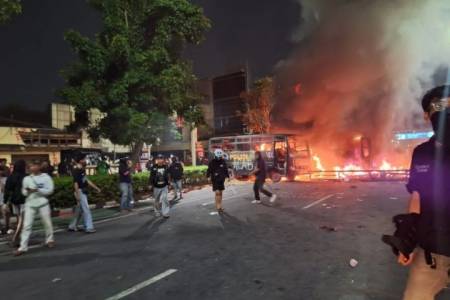 Massa Bakar 2 Bus Polisi di Markas Gegana Brimob Kwitang Jakarta Pusat