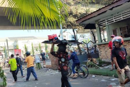 Warga Jarah Barang Kantor DPRD Kota Makassar usai Dibakar Massa