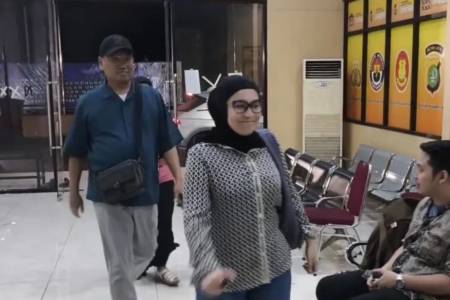 Anggota DPR Nonaktif Uya Kuya dan Astrid Datangi Polres Metro Jaktim