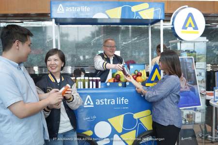 Hari Pelanggan, Astra Life Berikan Pengobatan Gratis
