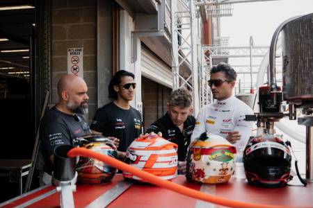 Sean dan Tim Tanpa Beban pada Race Terakhir GTWCE, Jake Dennis Kembali