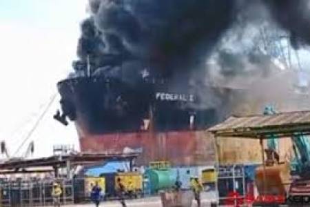 Kapal Tanker MT Federal II Terbakar, 10 Pekerja Meninggal 