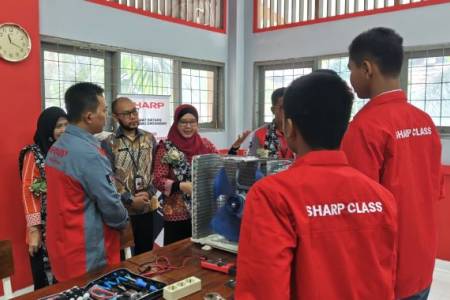 Sharp Class Tingkatkan Mutu Lulusan SMK, Berbasis Praktik Industri & Teknologi Terkini