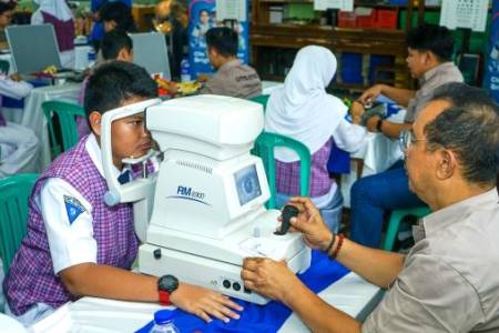 Pembagian 1.200 Kacamata Gratis kepada 12 Sekolah di 4 Kota