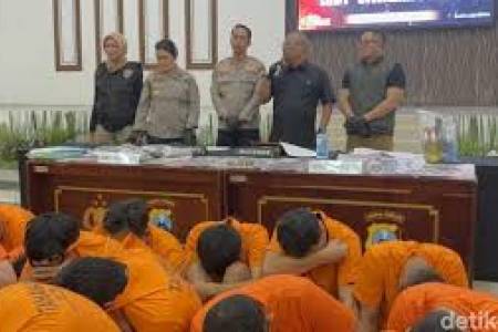 29 Pria Peserta Pesta Gay di Surabaya Positif HIV