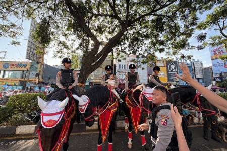 Patroli Berkuda Den Turangga Baharkam Polri di CFD Depok
