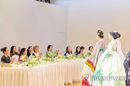 Ibu Negara Kim Hea Kyung, Suguhi Hidangan untuk Pasangan KTT APEC di Kuil Bulguk