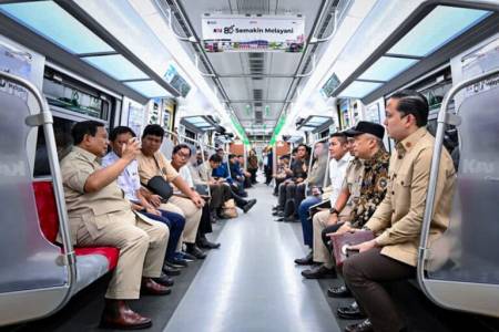 Prabowo Tinjau Langsung Pelayanan Transportasi Publik Naik KRL dari Manggarai ke Tanah Abang