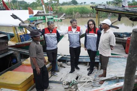 Mengubah Gelap Menjadi Terabg, Pertamina NRE Nyalakan Sinar untuk Nelayan Cilamaya
