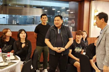 Hangatkan Sinergi Indonesia–Korea, Ketum PESTI Jamumakan Malam Peserta Training Camp Soft Tennis