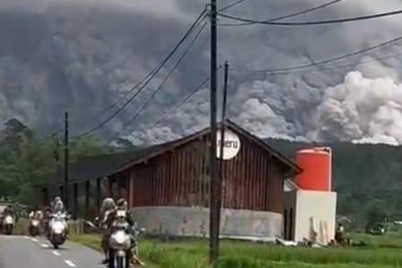 Akses Jalan Malang ke Lumajang Ditutup Sementara Akibat Gunung Semeru Erupsi