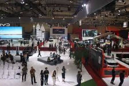 Perang Harga Mobil Listrik Kian Panas di GJAW 2025