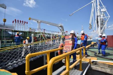Kapal Tanker Kirim Pasokan Energi dan Bantuan untuk Korban Banjir Bandang di Sumatera