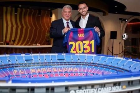 Bek Eric Garcia Resmi Perpanjang Kontrak di Barcelona hinggaJuni 2031   