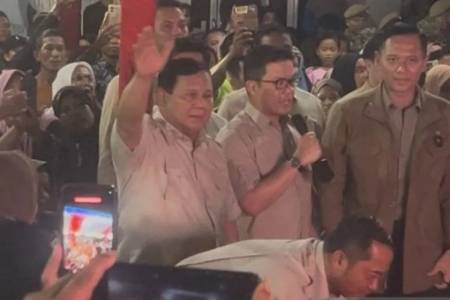 Sambut Tahun Baru 2026, Presiden Prabowo Nyanyikan Lagu Nasional Bersama Pengungsi