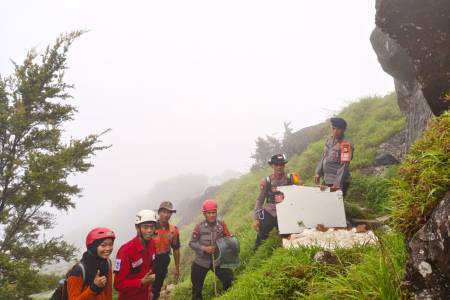 Tim SAR Gabungan Ditsamapta Polda Sulsel Temukan Puing Pesawat ATR 42-500 di Gunung Bulusaraung
