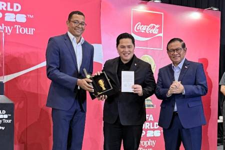 Jelang FIFA World Cup 2026™, FIFA World Cup™ Trophy Tour by Coca-Cola hadir di Jakarta 
