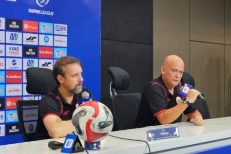 Mauricio Souza: Lapangan  Stadion JIS KurangIideal