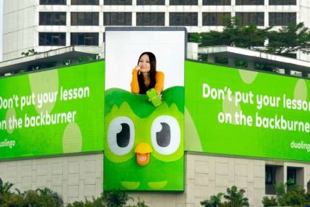 Gandeng Penyanyi Pop Global NIKI untuk Menginspirasi Anak Muda Indonesia Belajar Bahasa