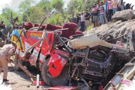 Bus Terjun ke Lereng  21 Penumpang Tewas