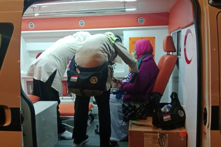 Tim Dokter PPIH Daker Bandara Gercep Berikan Pertolongan Melihat Jemaah Asal Jakarta Sesak Nafas Saat Tiba di Bandara AMAA