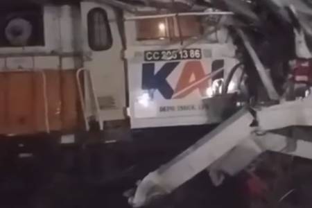 BreakingNews: KRL Tabrakan dengan Kereta Jarak Jauh di Bekasi Timur