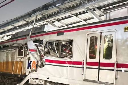 BREAKING NEWS : KA Argo Bromo Hantam KRL Commuter Line di Bekasi