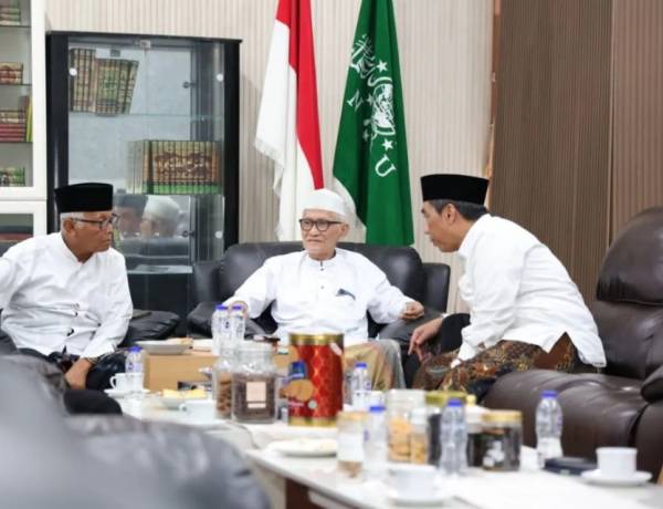 Pj. Ketum PBNU KH Zulfa Mustofa  Sambangi  Sejumlah Ponpes di Jawa Timur