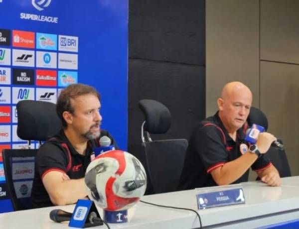 Mauricio Souza: Lapangan  Stadion JIS KurangIideal