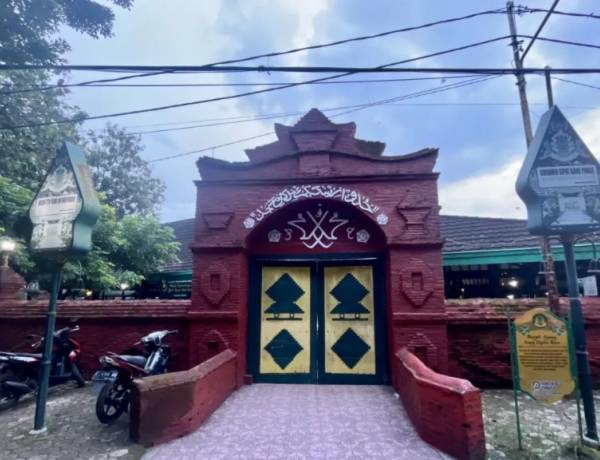 Masjid Agung Cirebon Jadi Tempat Singgah Musafir di Akhir Ramadan