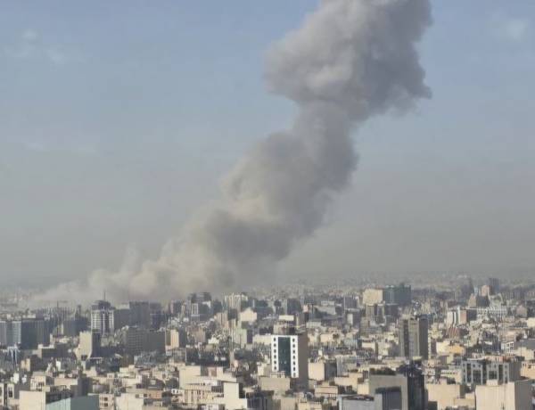 Ketidakpastian Konflik Timteng: Harga Emas Melonjak, Minyak Turun!