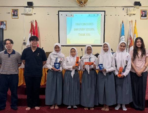Stephanie Thalia Go Ajak Siswa Rayakan Hardiknas di SMAN 53 Jakarta